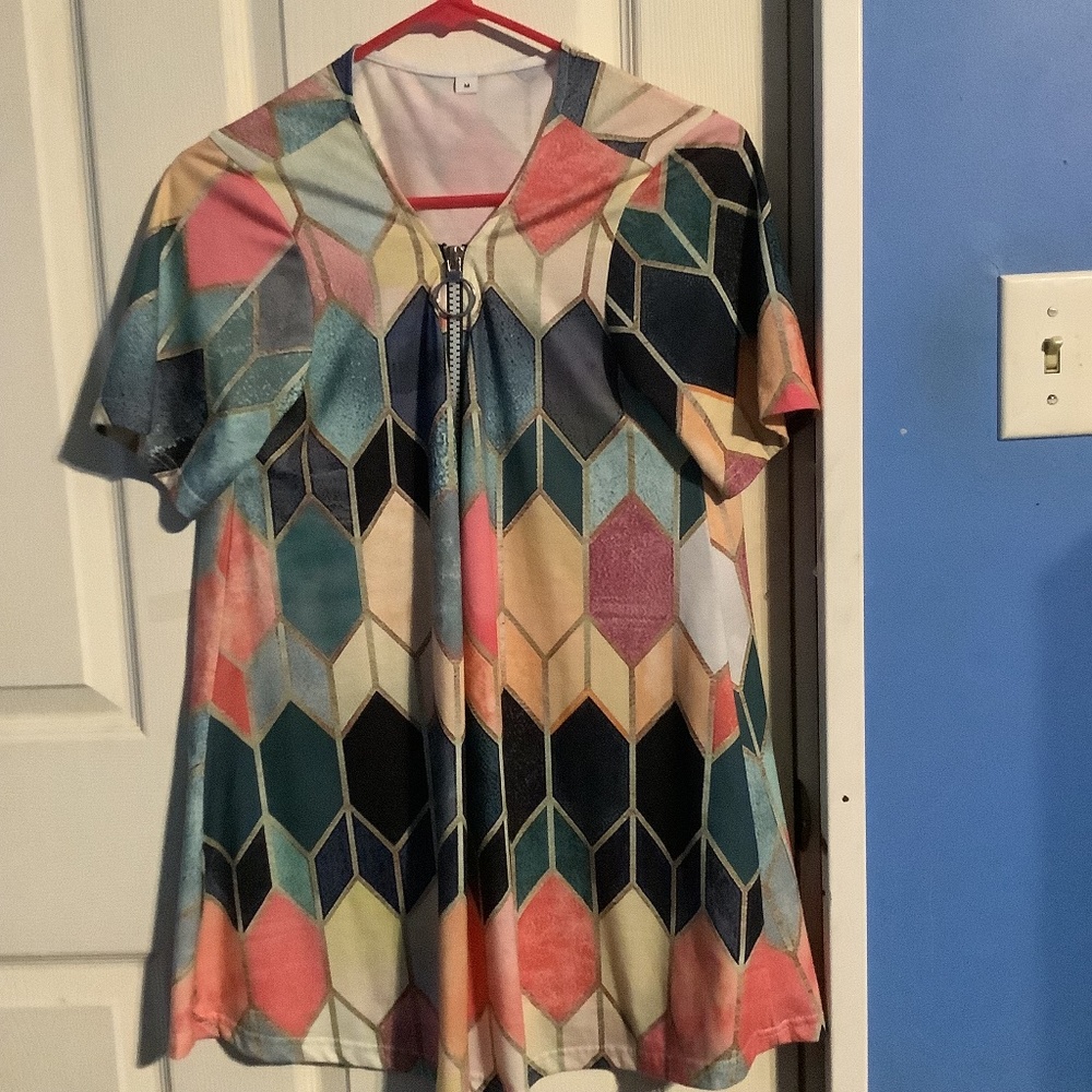Women’s Short Sleeved  V-neck Print Pattern Tunic with Front Zipper Size M